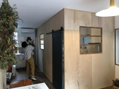 キッチンを壁で囲う
